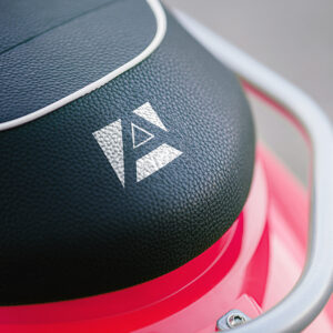موکاپ لایه باز فتوشاپ لوگو روی چرم صندلی موتورسیکلت