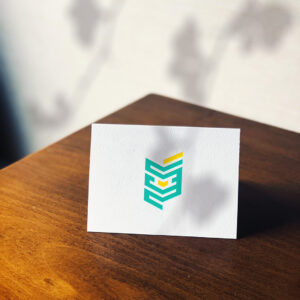 موکاپ کارت روی میز چوبی - یک موکاپ فتوشاپی لایه باز برای نمایش لوگو و کارت ویزیت